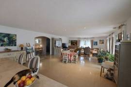 Modern Detached Villa with Mature garden with Open Views