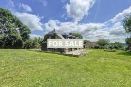 Detached Country House with Landscaped Garden