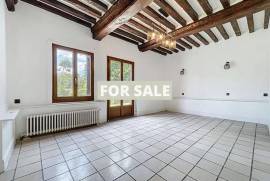 Detached Country House with Landscaped Garden