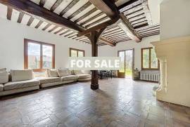 Detached Country House with Landscaped Garden