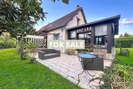 Detached Country House with Landscaped Garden
