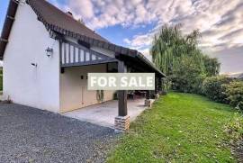 Detached Country House with Landscaped Garden