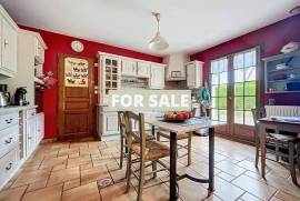 Detached Country House with Landscaped Garden