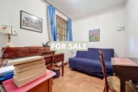 Detached Country House with Landscaped Garden