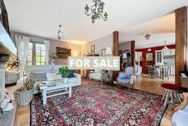 Detached Country House with Landscaped Garden