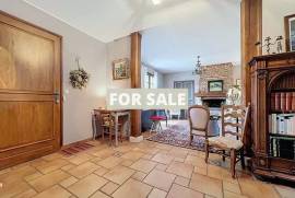 Detached Country House with Landscaped Garden