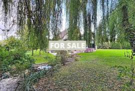Detached Country House with Landscaped Garden