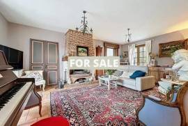 Detached Country House with Landscaped Garden