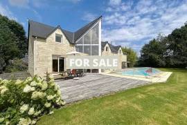 Detached Country House with Lake and Land