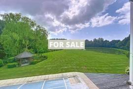 Detached Country House with Lake and Land