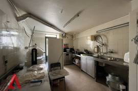 2 room, 130m2 Grocer's for sale in Roujan - 60 000 €