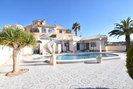 FABULOUS 5 BEDROOM VILLA WITH GOLF COURSE VIEWS IN CIUDAD QUESADA