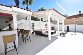 IMMACULATE VILLA WITH MAIN HOUSE AND GUEST ANNEXES, POOL AND SUMMER KITCHEN