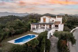 Villa Costera Elegante con Piscina Privada y Jardines en Selwo