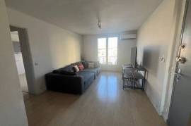 Looking for a one-bedroom apartment in a building with low condo fees in Sorgues?