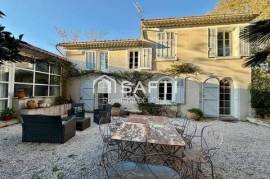 Elégante maison meublée avec son jardin arboré .