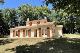 Etaules  Elegant Villa Set in Stunning Wooded Grounds