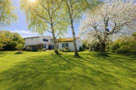 Character property with beautiful garden - 20 minutes from the coast