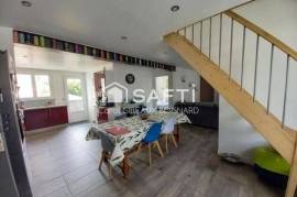 Maison rénovée sur sous-sol avec 3 chambres, garage et terrain