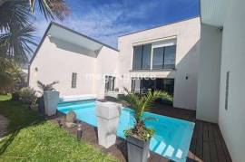 MAISON CONTEMPORAINE AVEC PISCINE