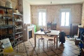 Maison en pierre à rénover, idéalement située au cœur de Castillon, avec jardin et beau potentiel d’aménagement.