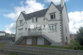 BRASPARTS (29190) : A proximité immédiate du centre bourg, idéal pour investissement locatif ou grande famille.