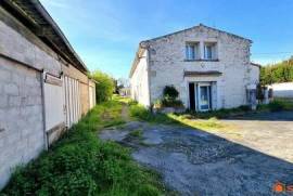 À 600 m du centre et proche port et plages, ensemble immobilier à fort potentiel…