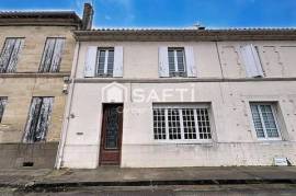 Idéalement situé en centre-ville : 3 chambres, 2 salle des de bains et jardin.