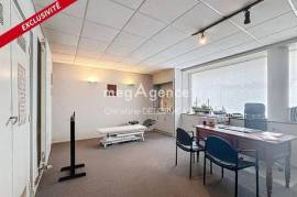 Local commercial 2P 42 m2 en angle de rue passante avec grande vitrine