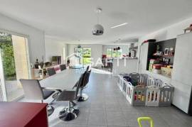 PAVILLON PLAIN PIED 3 CHAMBRES UN BUREAU ET GARAGE A LA CRECHE !