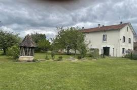 Belle maison de village, offrant 7 pièces dont deux chambres pouvant être partagées pour accueillir des personnes supplémentaires .