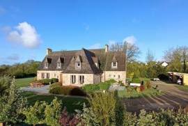 CHARMING BRETON MANOR WITH 2 HECTARES, LANDIVISIAU, FINISTERE