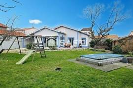 Proche plage et casino, maison familiale de plain pied avec grand jardin et garage!