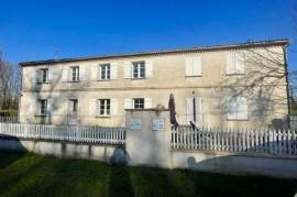 2 houses, pretty setting, investment opportunity, close to Aulnay de Saintonge