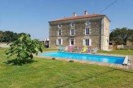 Renovated Maison de Maître, heated pool and charming second house