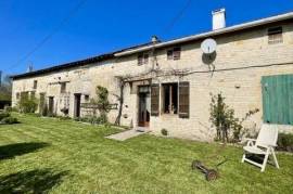 Ensemble of 3 houses - huge potential