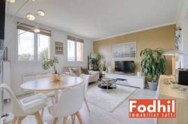 Châtenay-Malabry, Appartement 3 pièces de 47 m², 2 chambres avec cave et parking en stationnement libre.