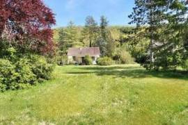 Maison sur 4 868 m² de terrain avec dépendance