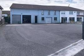 Garage automobile avec son appartement attenant