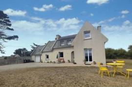 Cléder – Maison rénovée de 94 m² à 200 m de la plage, terrain de 1967 m²