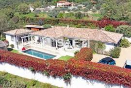 Villa dominante, calme absolu et vue dégagée