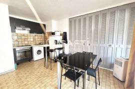 Avenue des alliés, coeur de ville, plage à pied pour ce grand appartement T2 de 48m2 carrez avec terrasse, dans une résidence sécurisée - CAVALAIRE SUR MER