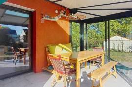 Maison récente en impasse en plein centre bourg