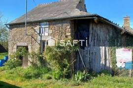 Maison en pierres à rénover sur 920m² de terrain au pied du Centre bourg de SAINT BRICE EN COGLES