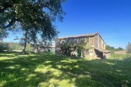 Nella Tuscia viterbese al confine fra Lazio ed Umbria antico casale da ristrutturare con annesso agricolo ed un terreno di circa un ettaro