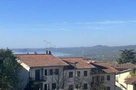 Con vista sul Lago di Bolsena villino a schiera con balconi e piccolo giardino.