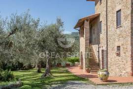 LA QUIETE NEL BORGO IN AZZURRO