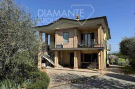 CDL7194 - Semi-detached villa divided into 3 residential units with garden