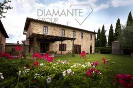 AZ406 - Agriturismo con due casali ristrutturati piscina e giardino