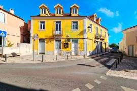 Building with 1 shop and 5 apartments, in the centre of Oeiras
